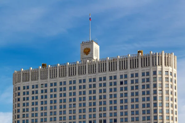 Moscú, Rusia - 25 de marzo de 2018: Construcción de la Casa de Gobierno de la Federación Rusa contra el cielo azul — Foto de Stock