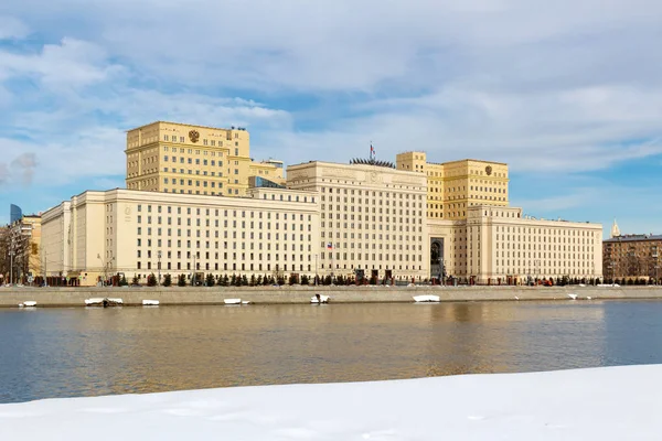 Москва, Россия - 25 марта 2018 года: Здание Министерства обороны Российской Федерации на Фрунзенской набережной в Москве — стоковое фото
