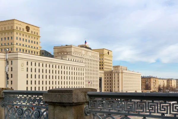 Moscou, Russie - 25 mars 2018 : Bâtiment du Ministère de la défense de la Fédération de Russie contre le ciel bleu — Photo
