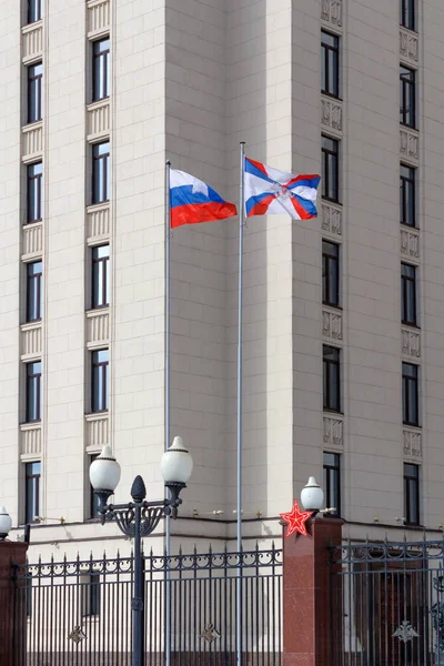 Moscú, Rusia - 25 de marzo de 2018: ondeando banderas en los asta de la bandera en el territorio del Ministerio de Defensa de la Federación Rusa — Foto de Stock