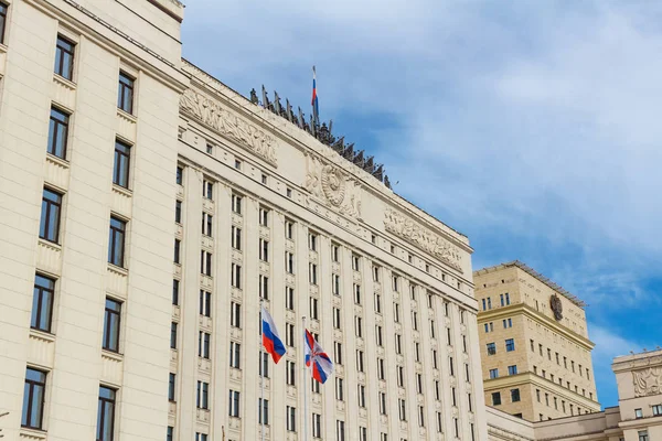 Москва, Россия - 25 марта 2018 года: Здание Министерства обороны РФ крупным планом на голубом фоне неба — стоковое фото