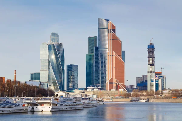 Moskou, Rusland - 25 maart 2018: Pleziervaartuigen op de pier op de achtergrond van internationaal zakencentrum van Moskou Moskou stad — Stockfoto