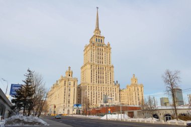 Moskova, Rusya - 25 Mart 2018: Otel Ukrayna (Radisson Royal Hotel) bahar sabahı mavi gökyüzünde karşı
