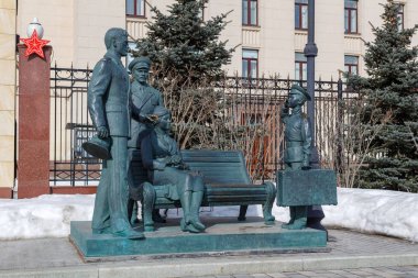 Moskova, Rusya - 25 Mart 2018: Rusya Savunma Bakanlığı Binası yakınındaki memurları film kahramanları anıt