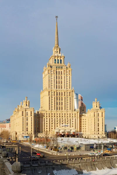 Moskova, Rusya - 25 Mart 2018: Radisson Royal otel (Hotel Ukrayna) mavi gökyüzü karşı — Stok fotoğraf