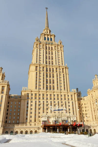 Moskova, Rusya - 25 Mart 2018: Radisson Royal otel (Hotel Ukrayna) bahar sabahı — Stok fotoğraf