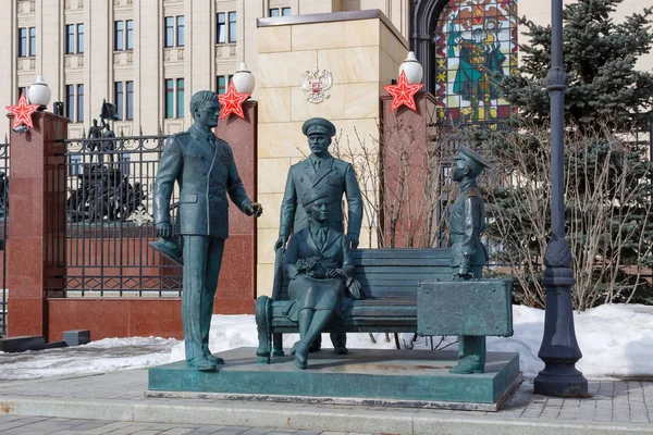 Moskou, Rusland - 25 maart 2018: Monument aan de helden van de film officieren in de buurt van het gebouw van het ministerie van defensie van de Russische Federatie — Stockfoto