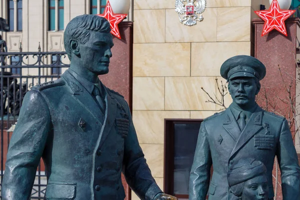 Moscow, Russia - March 25, 2018: Monument to the heroes of the film Officers near the building of the Ministry of defence of the Russian Federation — Stock Photo, Image