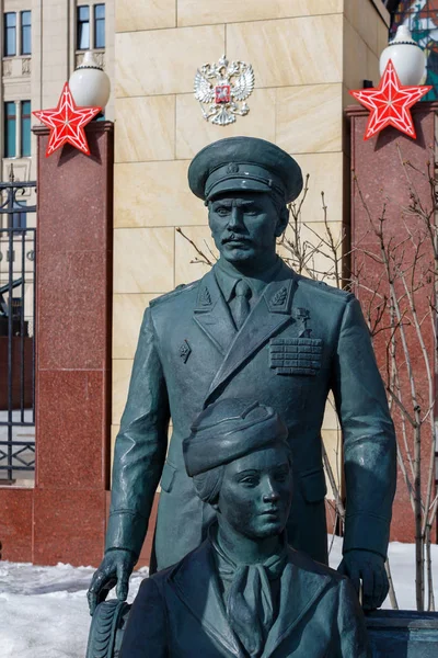 Moscow, Russia - March 25, 2018: Monument to the heroes of the film Officers near the building of the Ministry of defence of the Russian Federation — Stock Photo, Image