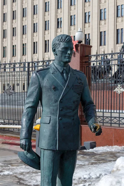 Moscou, Rússia - 25 de março de 2018: Monumento aos heróis do filme Oficiais perto do edifício do Ministério da Defesa da Federação Russa — Fotografia de Stock