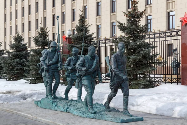 Moskva, Ryssland - 25 mars 2018: Monument över hjältarna från filmen ”de kämpade för sitt land” nära byggnaden av ministeriet för försvaret av ryska federationen — Stockfoto