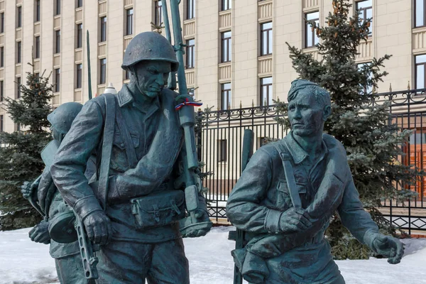Moskou, Rusland - 25 maart 2018: Monument aan de helden van de film "Zij vochten voor hun land" in de buurt van het gebouw van het ministerie van defensie van de Russische Federatie — Stockfoto