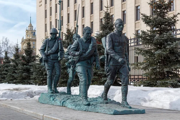 Moskou, Rusland - 25 maart 2018: Monument aan de helden van de film "Zij vochten voor hun land" in de buurt van het gebouw van het ministerie van defensie van de Russische Federatie — Stockfoto