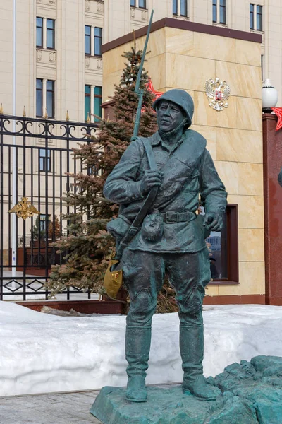 Moscow, Russia - March 25, 2018: Monument to the heroes of the film "They Fought for Their Country" near the building of the Ministry of defence of the Russian Federation — Stock Photo, Image