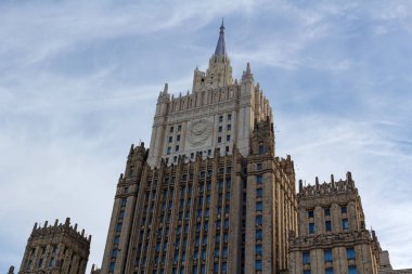 Moskova, Rusya - 25 Mart 2018: Mavi gökyüzüne karşı Rusya Federasyonu Dışişleri Bakanlığı binasının