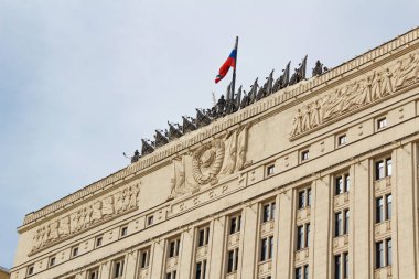 Moskova, Rusya - 25 Mart 2018: Bayrak Rusya Federasyonu yakın çekim Savunma Bakanlığı binanın çatısında