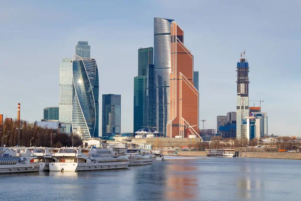 Moskou, Rusland - 25 maart 2018: Pleziervaartuigen op de pier op de achtergrond van internationaal zakencentrum van Moskou Moskou stad — Stockfoto