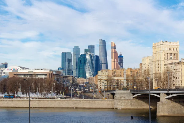 Moscú, Rusia - 25 de marzo de 2018: Vista del centro de negocios internacional de Moscú Moscú-ciudad con el terraplén de Rostovskaya — Foto de Stock