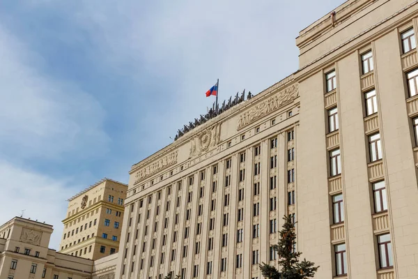 Moscou, Rússia - 25 de março de 2018: Edifício do Ministério da Defesa da Federação Russa close-up em um fundo azul do céu — Fotografia de Stock