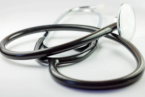 Stethoskop für medizinische Geräte auf weißem Hintergrund — Stockfoto