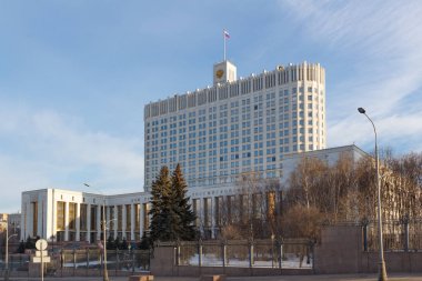 Moskova, Rusya - 25 Mart 2018: Bina, Rusya Federasyonu hükümeti konut mavi gökyüzü karşı