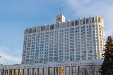 Moskova, Rusya - 25 Mart 2018: Bina, Rusya Federasyonu hükümeti konut mavi gökyüzü arka plan üzerinde