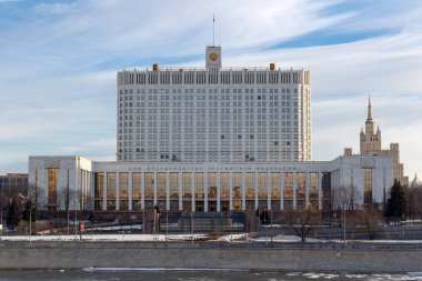 Moskova, Rusya - 25 Mart 2018: Bina, Rusya Federasyonu hükümeti şirketten Krasnopresnenskaya dolgu