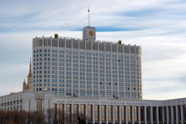 Moskova, Rusya - 25 Mart 2018: Rusya Federasyonu hükümet binası bir güneşli bahar gününde