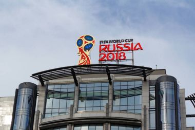 Moskova, Rusya - 25 Mart 2018: FIFA Dünya Kupası resmi logo Rusya 2018 modern binanın çatıya monte