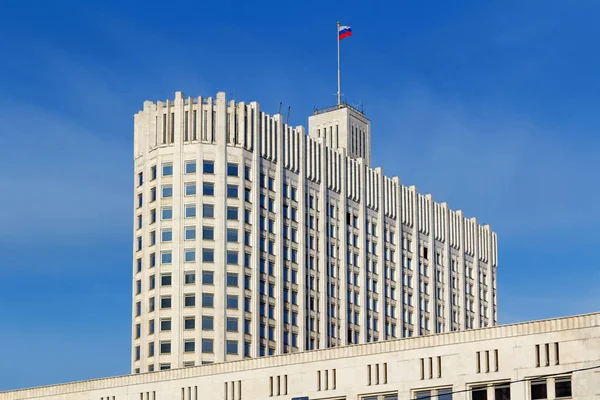 Moscú, Rusia - 25 de marzo de 2018: Edificio de la Casa de Gobierno de la Federación Rusa sobre un fondo de cielo azul — Foto de Stock