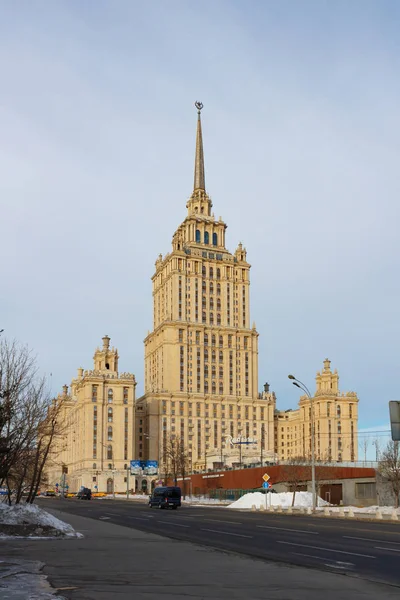 Moskova, Rusya - 25 Mart 2018: Otel Ukrayna (Radisson Royal Hotel) bahar sabahı mavi gökyüzünde karşı — Stok fotoğraf
