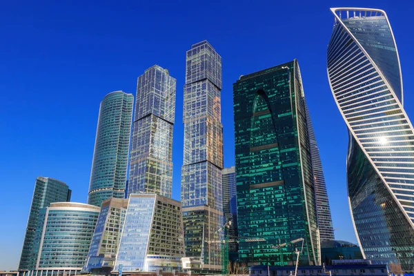 Moskova, Rusya - 14 Nisan 2018: Moskova Uluslararası İş Merkezi Moskova şehir güneşli bahar günü