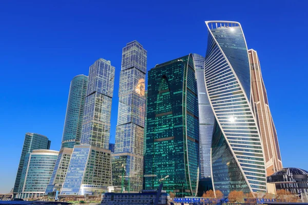 Moskova, Rusya - 14 Nisan 2018: Moskova Uluslararası İş Merkezi Moskova şehir güneşli bahar günü