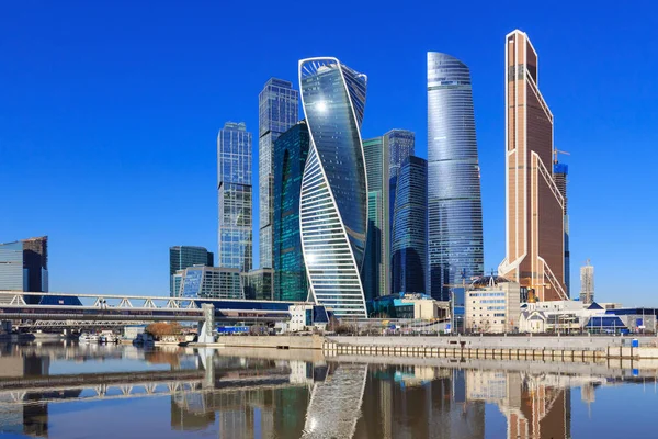 Moskova, Rusya - 14 Nisan 2018: Moskova Uluslararası İş Merkezi Moskova şehir güneşli bahar günü