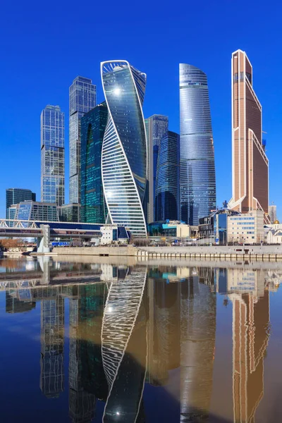 Moskova, Rusya - 14 Nisan 2018: Moskova Uluslararası İş Merkezi Moskova şehir güneşli bahar günü