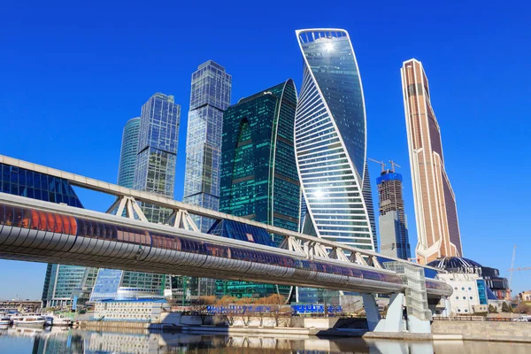 Moskova, Rusya - 14 Nisan 2018: Moskova Uluslararası İş Merkezi Moskova-şehir ve güneşli bahar günü köprüde Bagration