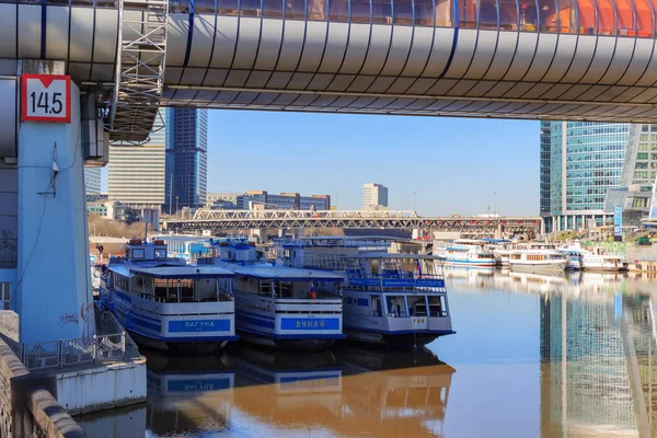 Moscou, Rússia - 14 de abril de 2018: Barcos de recreio no cais no Rio Moskva, perto do Centro Internacional de Negócios Moscou-Cidade — Fotografia de Stock