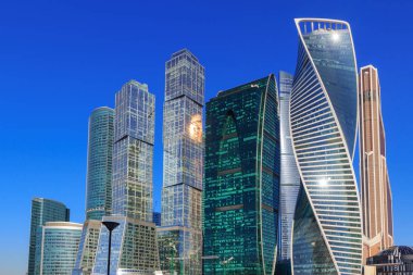 Moscow city mavi gökyüzü arka plan üzerinde gökdelenler Uluslararası İş Merkezi
