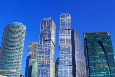 Moscow city mavi gökyüzü arka plan üzerinde gökdelenler Uluslararası İş Merkezi