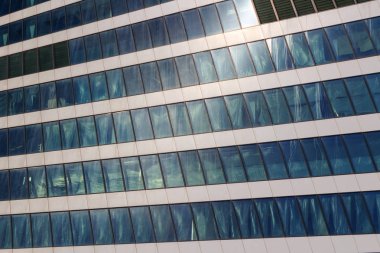 Cam cephe yakın güneşli bir günde kadar bina modern bir ofis
