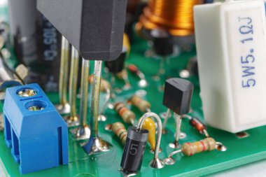 Baskılı devre kartı yüklü analog elektronik bileşenleri closeup ile