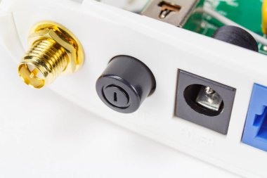 Güç düğmesi ile anten ve güç konnektörleri yönlendirici closeup arka panelde
