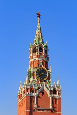 Bir güneşli sabah mavi gökyüzünde karşı Moskova Kremlin işçinin Kulesi