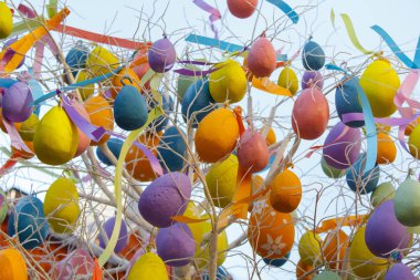 Renkli Paskalya yumurtaları şeritler ağaca asmak. Arka plan