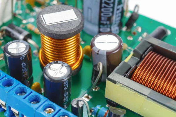 Ferrit choke ve elektrolitik kapasitörler devre kartı monte