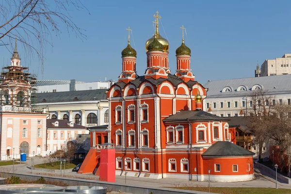 Catedral do ícone da Mãe de Deus "Sinal" do antigo mosteiro de Znamensky em Moscou em uma manhã ensolarada — Fotografia de Stock