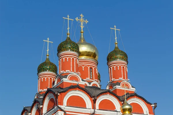 Купол собора иконы Божией Матери "Знак" крупным планом на голубом фоне неба. Солнечное утро в Москве — стоковое фото