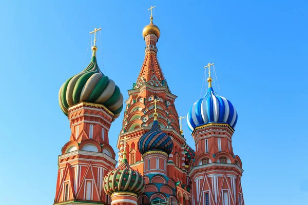 Купол Святого Собор Василия Блаженного на голубом фоне неба. Солнечное утро в Москве — стоковое фото