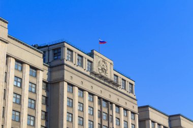 Moskova, Rusya - 15 Nisan 2018: Rusya'nın çatı, bina Devlet Duma, Federal Meclis Rusya Federasyonu mavi gökyüzüne karşı ulusal bayrağını