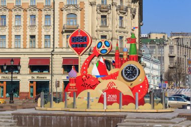 Moskova, Rusya - 15 Nisan 2018: FIFA Dünya Kupası Rusya 2018 Şampiyonası Moskova Manezhnaya kare üzerinde başlamadan önce geri sayım sayacı